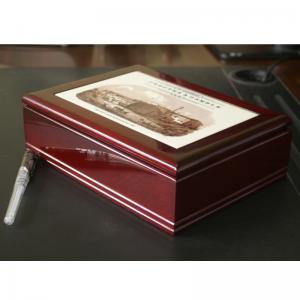 glaseret flisebelagt kasse