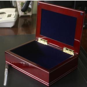 glaseret flisebelagt kasse