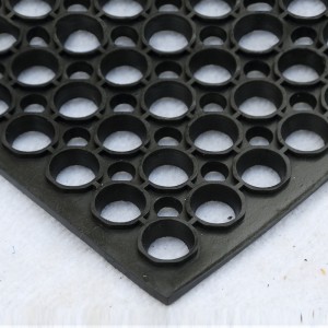 Anti-slip gummimåtte med drænhul til legeplads