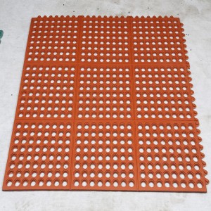 Komprimeringsresistens af høj kvalitet SBR gummimatras med gummi gulvmåtte til græsbeskyttelse