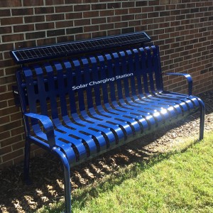 Uptown opladningsbænk med solpaneler bag