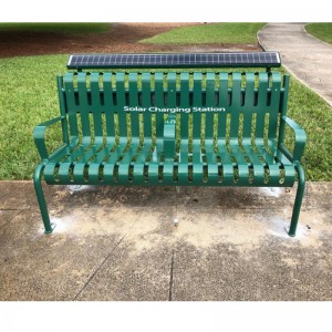 Uptown opladningsbænk med solpaneler bag