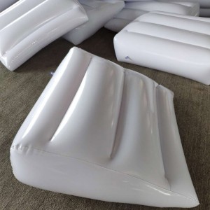 Triangel oppustelig seng kilepude / pude hvid