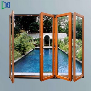 Foldbare døre af aluminium med dobbeltvindue og manuelle klaver med varmeoverførende trækorn