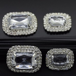 Nyt design Elegant hvidt smykker klart akryl rhinestone knap billig sy plastik knap 9