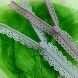 Usynlig lynlås med mønstret snøretape 12