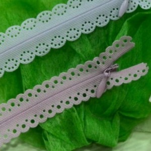 Usynlig lynlås med mønstret snøretape 12