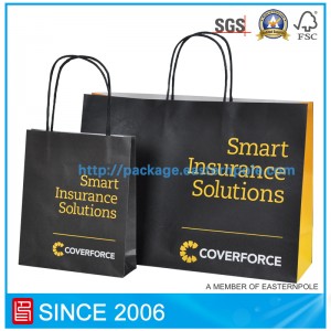 Sort papirpose med foliestemplingslogo