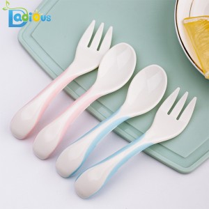 Hot Sale Babyprodukter Baby Første fase skeer Plastic Baby Toddler Spoon Baby Rejsegaffel og ske sæt