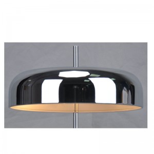 Bordlampe med metalskærm og flad bund