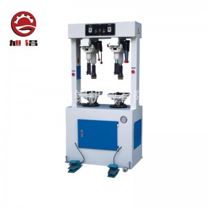 Sko, der fremstiller og nedstikker sålpressemaskine