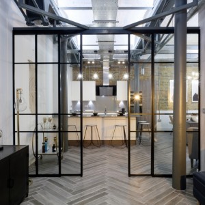 Smal ramme skydedør