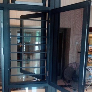 Vindue med myggenet af aluminium