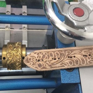 prægemaskine med rullende læderremrulle