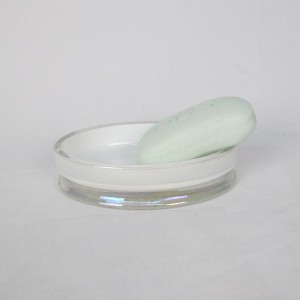 Lys badeværelsessæt i lyst glas