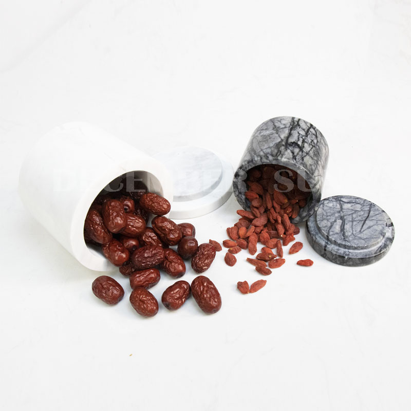 Marmorkrukke med låg køkkenudstyr til husholdningsartikler