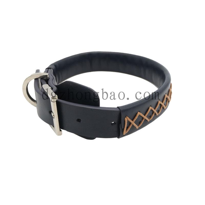 Sort læder- og håndstikning af krave til hunde