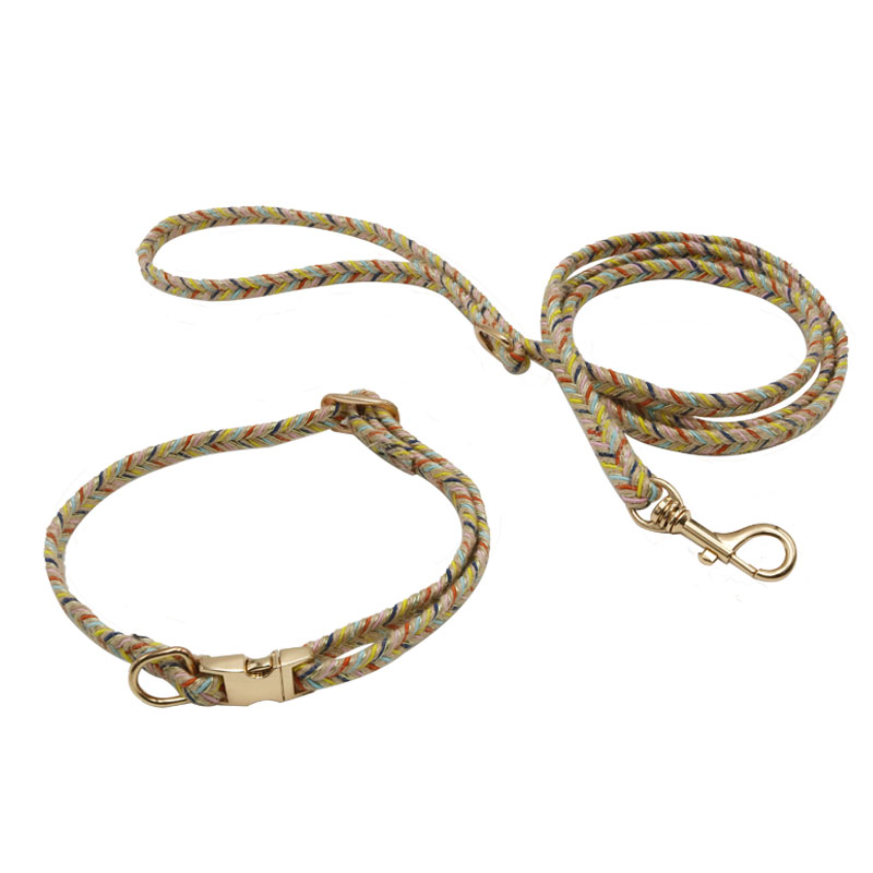 Farverigt flettet kæledyrsnor