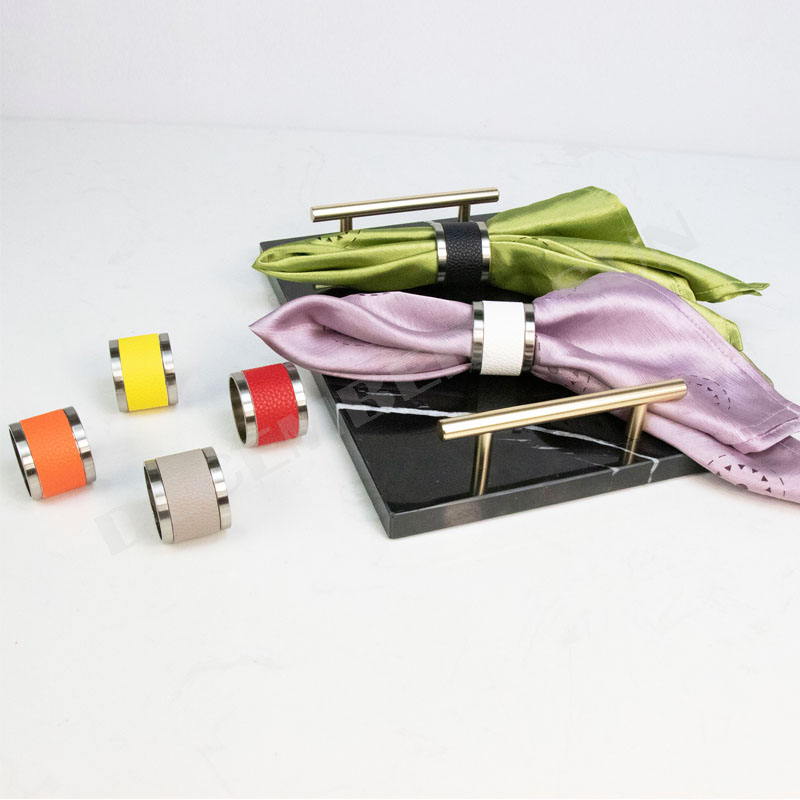 Smuk farve metal og læder servietring