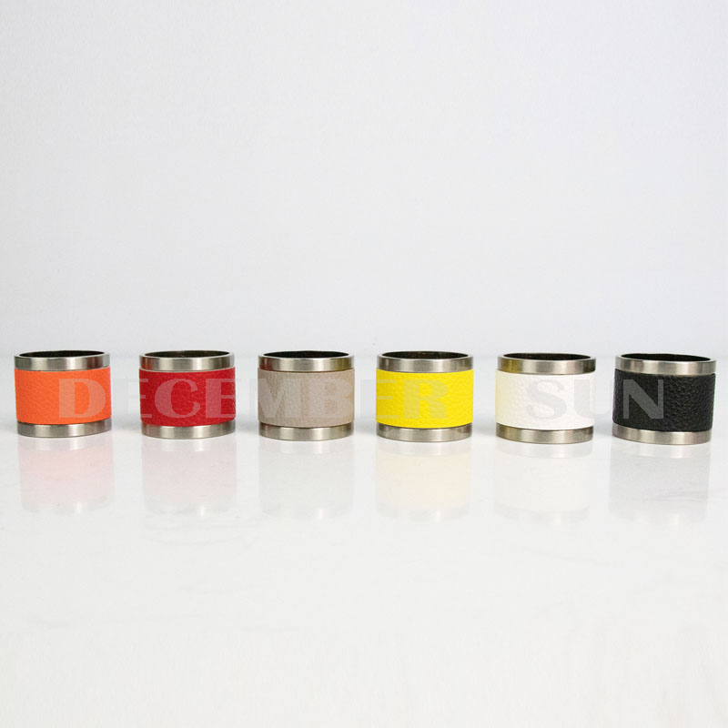 Smuk farve metal og læder servietring