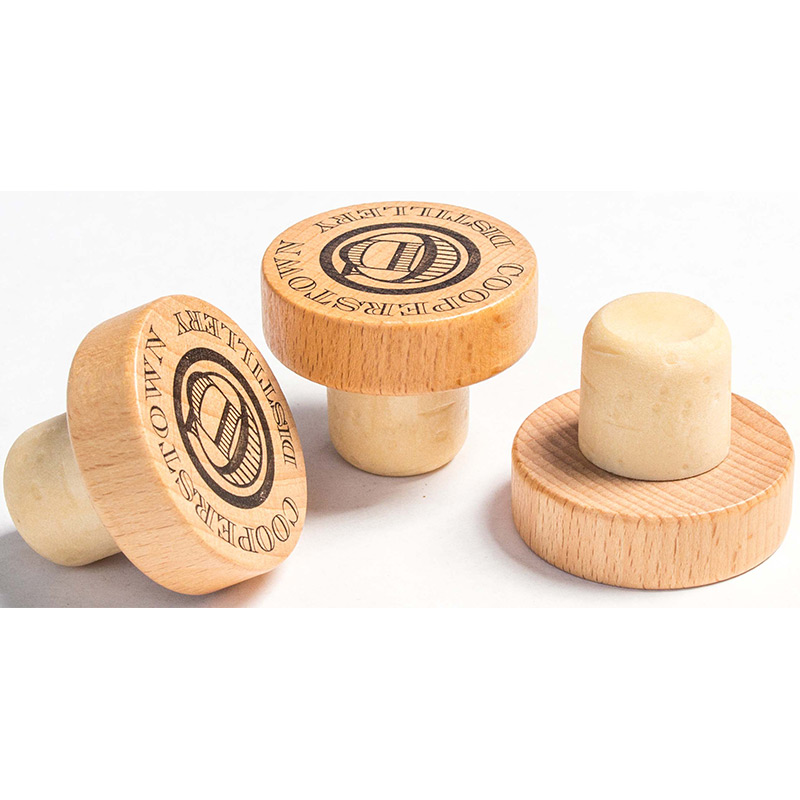 lukning af brændevin med flaskeprop