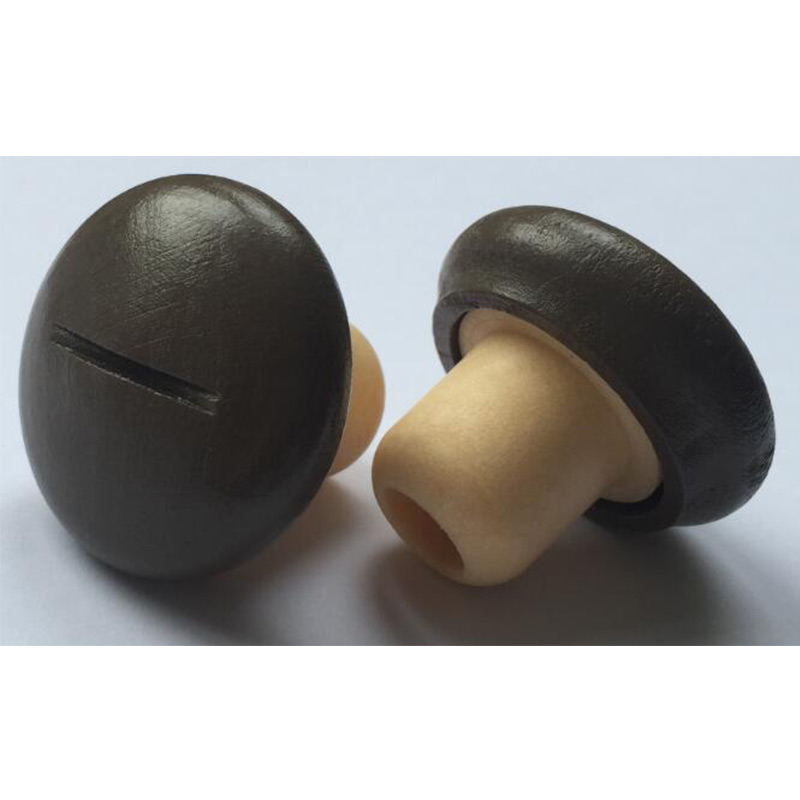 lukning af flaskeproppen med vin