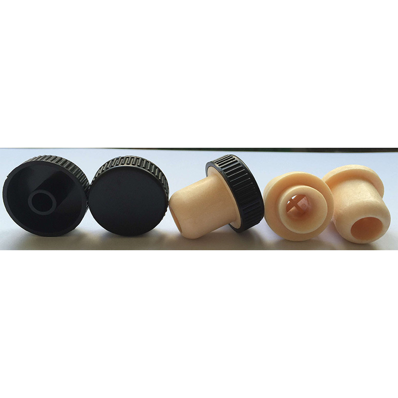 Lukning af olieproppen i vinflaske