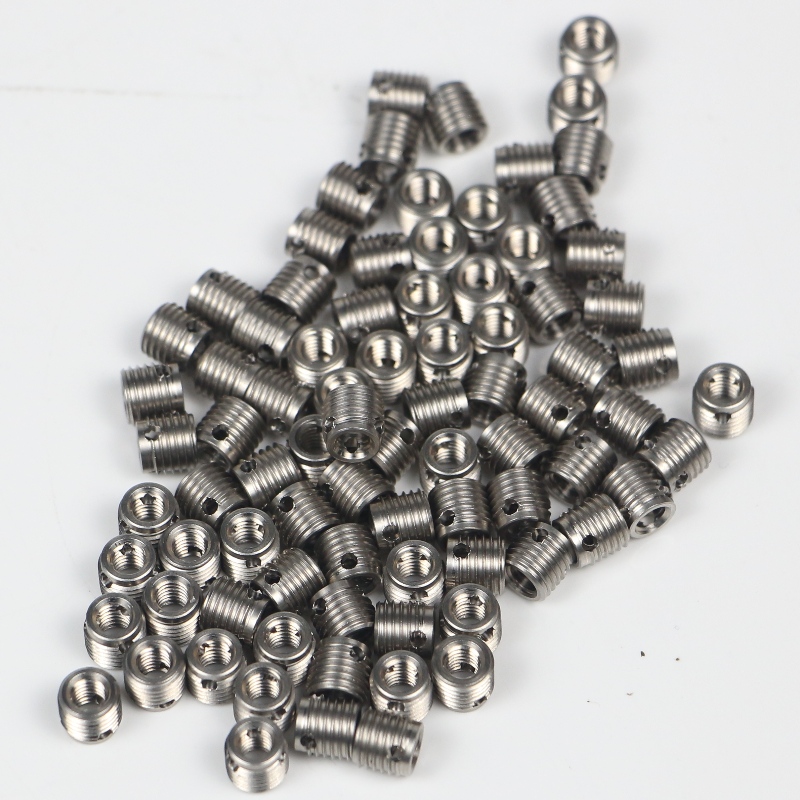 307 000 060.500 307 M6 * 1 * 10 * 1,25 * 8L selvskærende gevindindsatser med 3 huller uden burr 500K lager