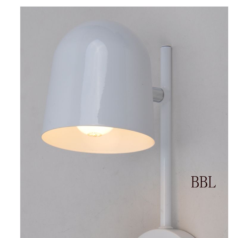 Væglampe med drejelig metalskærm