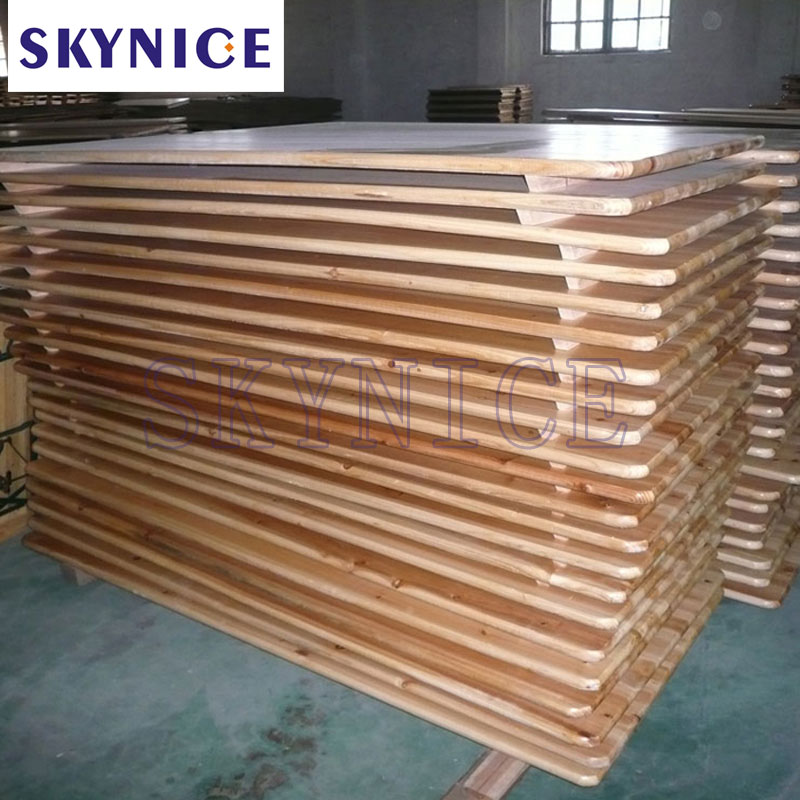 Bord med fade med øl, der kan foldes ud