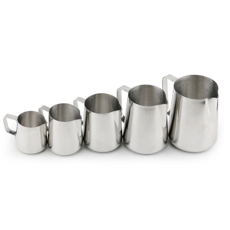 professionelle målinger inden for latte Kaffe art cup mælk dampende kande af skummælk