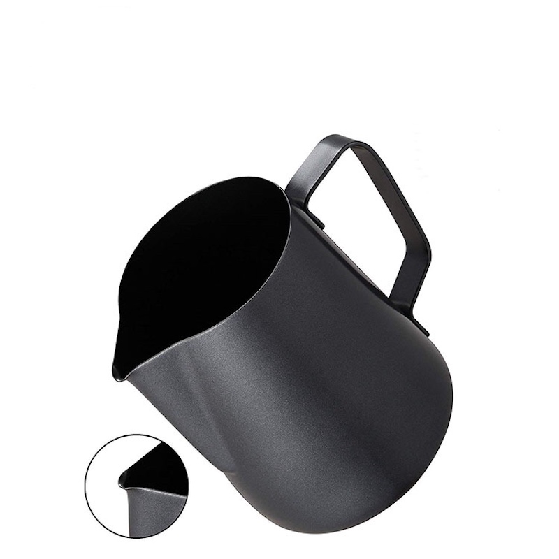 professionelle målinger inden for latte Kaffe art cup mælk dampende kande af skummælk