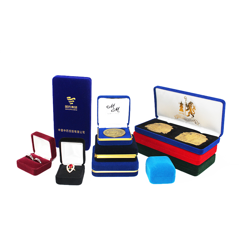 Kasse med metalemblemer, medaljeæske, prispakke