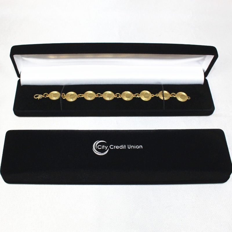 D-11 brugerdefineret engros sort fløjlkasse til badge & halskæde