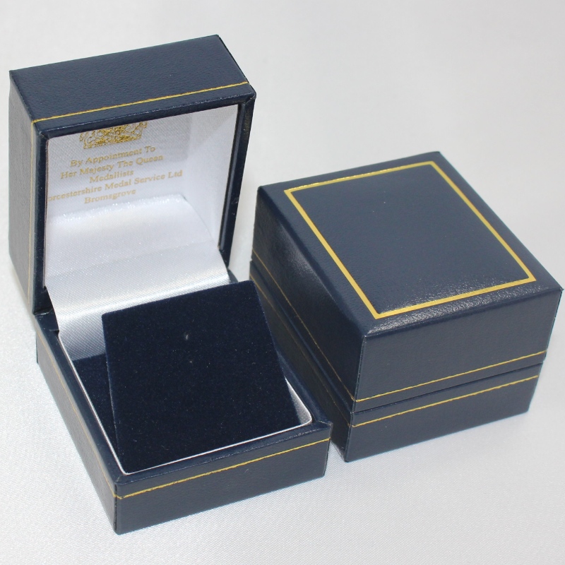 Punkt V-07, firkantet plastikkasse, der er dækket af Læderpapir, med diameter 25-30-mm mønt, skilt, ring osv.46*53*38, vægt omkring 40g