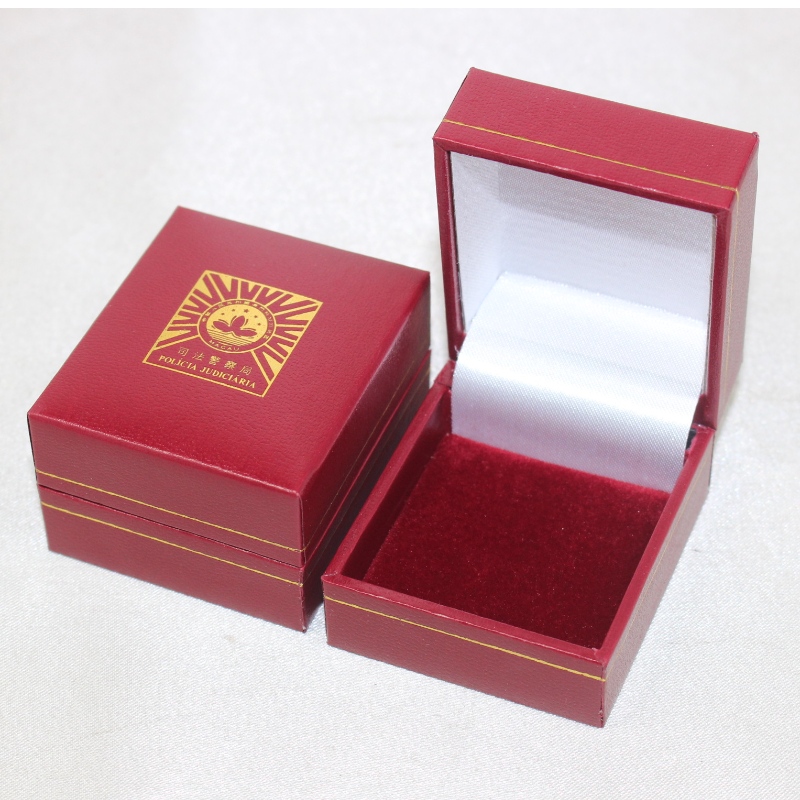 Vare V-07S firkantet kunstlæderpapirkasse til diameter 25-30 mm mønt, badge, ring osv. Mm. 46 * 53 * 32, vægt ca. 35g