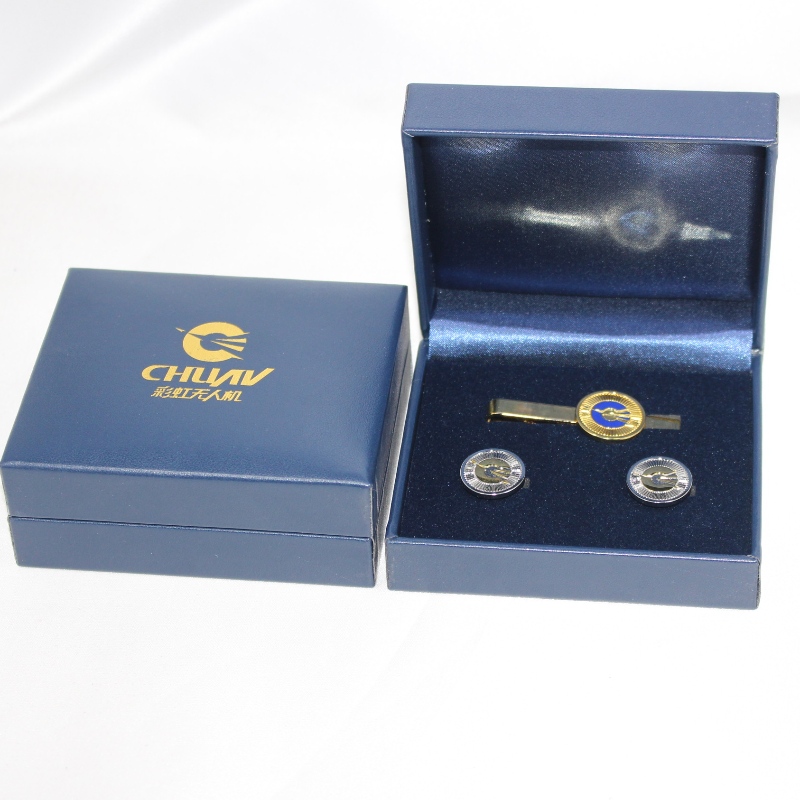 Vare V-09 rektangel Kunstpapirkasse til 50-60 mm mønt, manchetknapper, slips, klip, badge osv. Mm. 98 * 84 * 38, vægt ca. 105 g