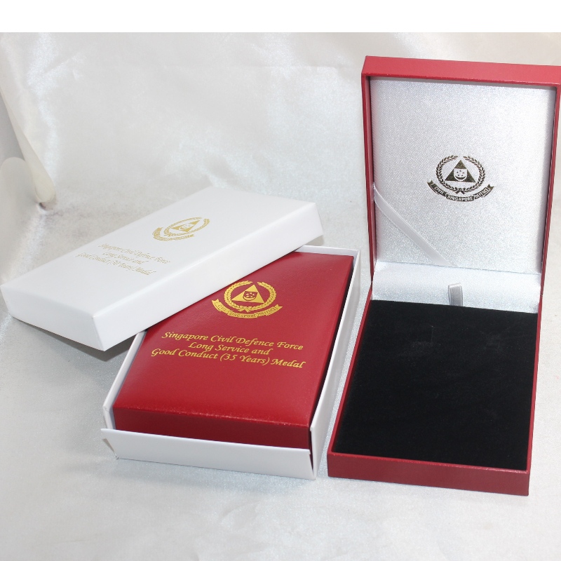 Vare V-15S rektangel Kunstlæderpapir kasse til 75 * 120 mm medalje, mønt & badge osv. Mm. 97 * 143 * 34, vægt ca. 170 g