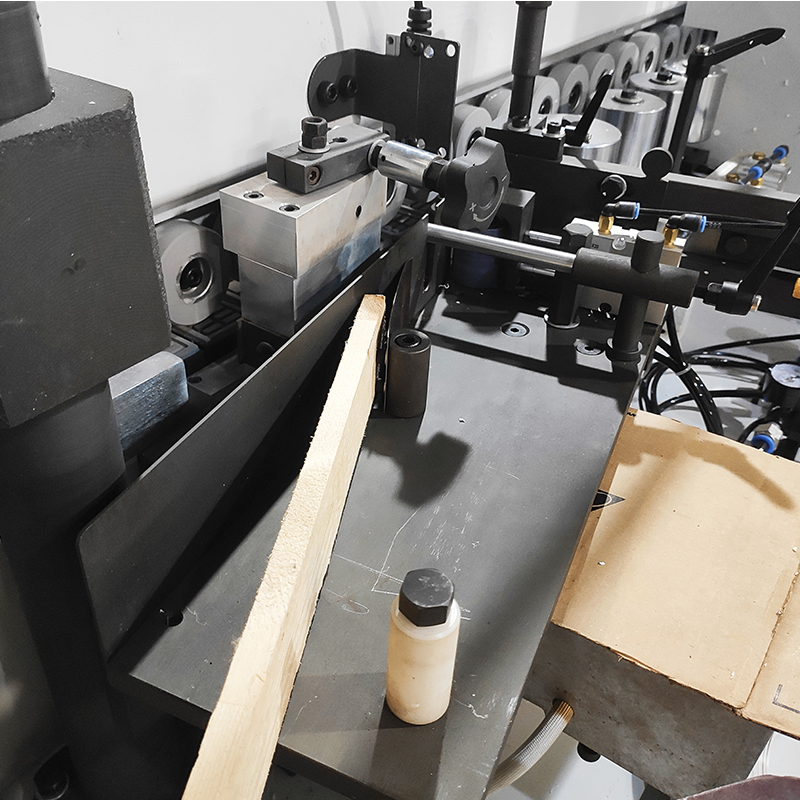 WE605 automatisk kantbåndmaskine