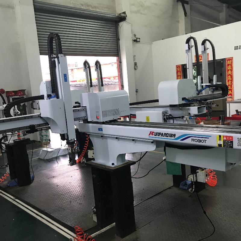 Fabrikanter, der fremstiller direkte plastformede rækker til sprøjtestøbning af maskiner til manipulation af sprøjterobot