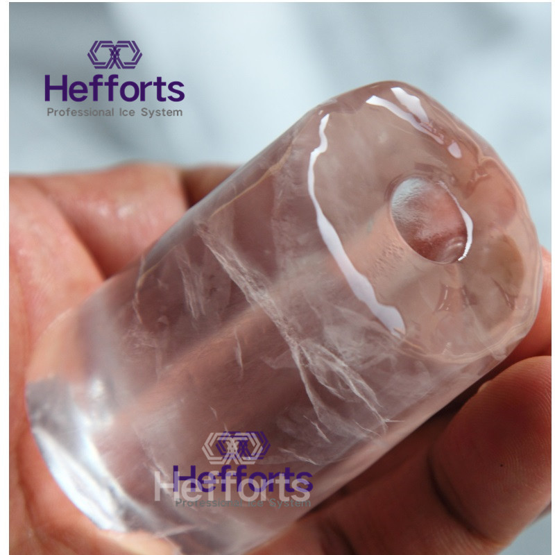 stor røris-maskine til frysning af drinks, pakket is ind i restauranten