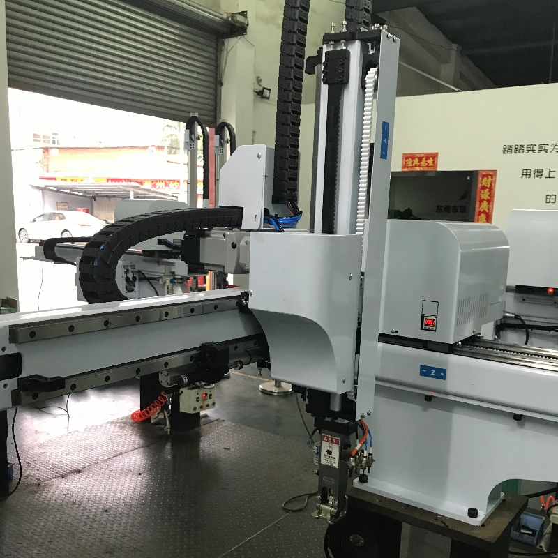 Tre akse speciel manipulator til sprøjtestøbemaskine