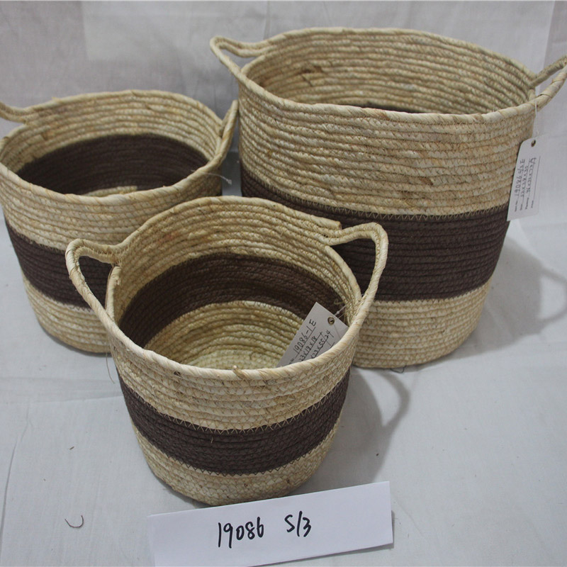 Kurv med underlag af vævet karton af træ