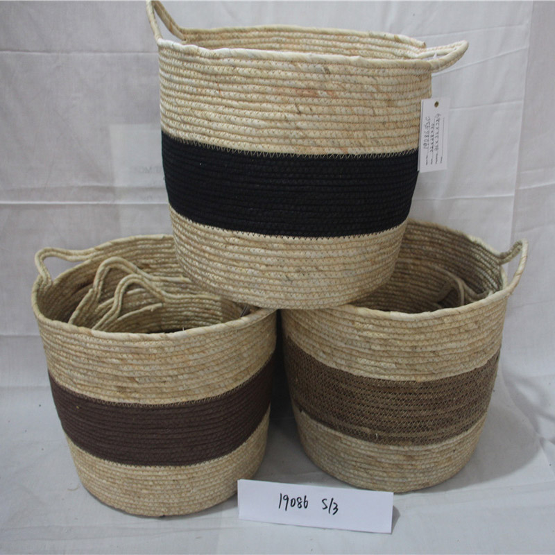 Kurv med underlag af vævet karton af træ