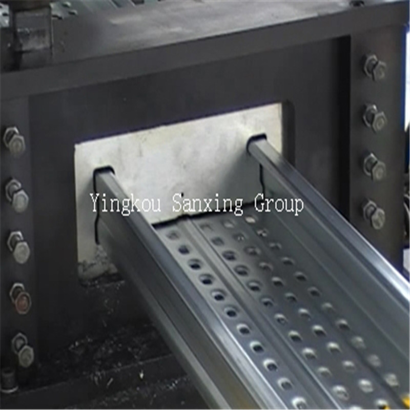 Linje til fremstilling af lette stålrammer