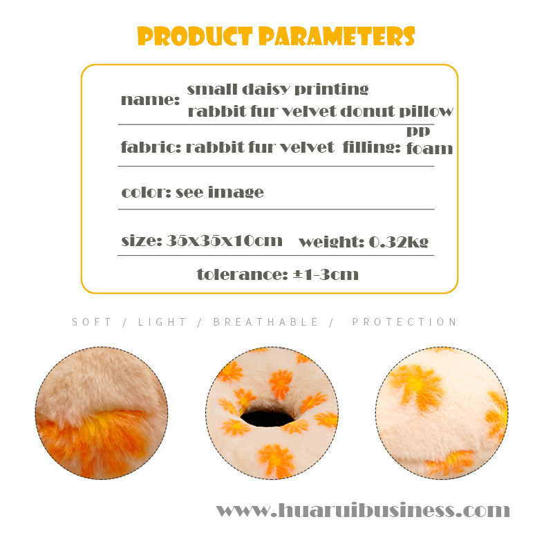 Lille margerit, der trykker kaninpelsskind med fløjl, pude og plysdyr.