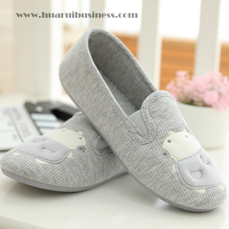 mikrofiber hjemmehjemmesko, indendørs tøfler, pantofla, pontofle, med applikativt broderi monster hvalbjørn