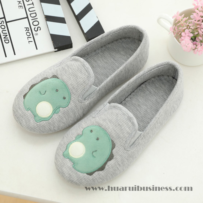 mikrofiber hjemmehjemmesko, indendørs tøfler, pantofla, pontofle, med applikativt broderi monster hvalbjørn