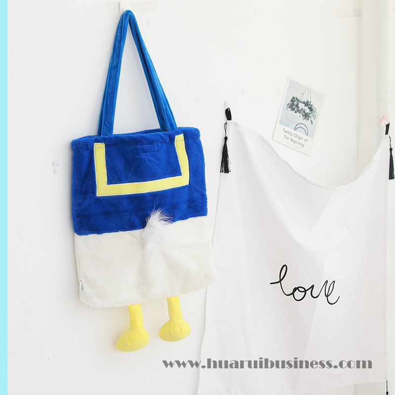 pose med tegnefilmsfødder og hale