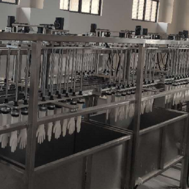 Med en maskine skaber utallige handsker